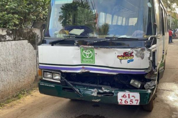 மன்னாரில் பயங்கர விபத்து: அடுத்தடுத்து வாகனங்களை மோதித்தள்ளிய பேருந்து! | Mannar Vehicle Accident Divers Injury Bus மன்னாரில் பயங்கர விபத்து: அடுத்தடுத்து வாகனங்களை மோதித்தள்ளிய பேருந்து! | Mannar Vehicle Accident Divers Injury Bus