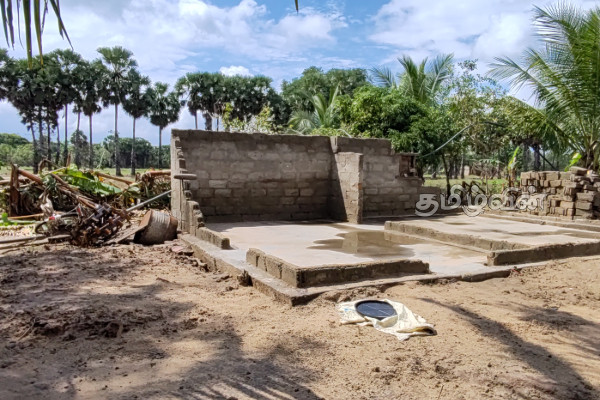 வவுனியாவில் வீதியோரத்தில் கொட்டகைக்குள் வசிக்கும் மக்கள்! விடுக்கப்பட்டுள்ள கோரிக்கை | People Living Sheds Roadside Due To Flood Disaster வவுனியாவில் வீதியோரத்தில் கொட்டகைக்குள் வசிக்கும் மக்கள்! விடுக்கப்பட்டுள்ள கோரிக்கை | People Living Sheds Roadside Due To Flood Disaster