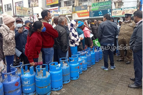 எரிவாயு தட்டுபாடு காரணமாக நாட்டில் சில பகுதிகளில் அமைதியின்மை(Photo) | Unrest In Some Parts Of The Country
