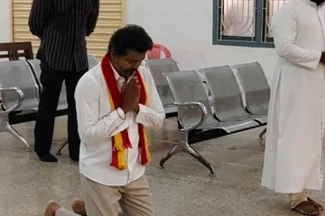 விஜய் மண்டியிட்டு நடந்து சென்று பிரார்த்தனை.. வைரலாகும் வீடியோ