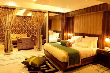 ஹோட்டல் ஒன்றின் படுக்கைக்கு அடியில் கிடந்த சடலம்: அதிர்ச்சியடைந்த சுற்றுலா பயணி!