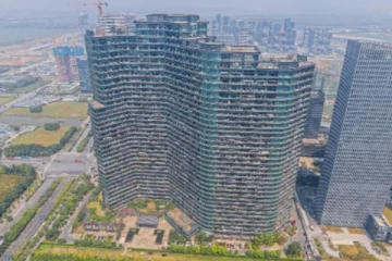 18ஆவது மாடியிலிருந்து விழுந்தும் உயிர்தப்பிய 3 வயதுச் சிறுவன்!