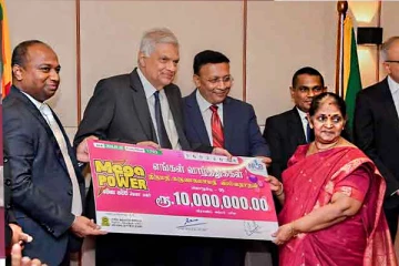 ஒரு கோடி ரூபாய் லொத்தர் பணப்பரிசை வென்ற பெண்