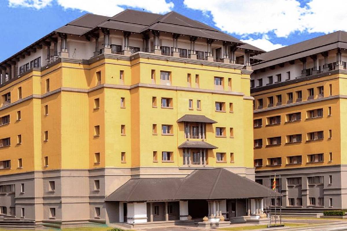 உயிர் அச்சுறுத்தல்:பாதுகாப்பு அமைச்சில் கடிதம் சமர்ப்பித்துள்ள தேரர் | Defence Secretary Seelarathana Thero