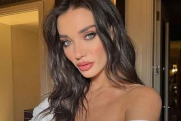 படு மோசமான அரைகுறை ஆடையில் நடிகை எமி ஜாக்சன் போட்டோ