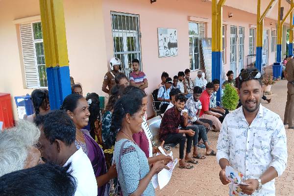 யாழ் தேவி ரயிலில் சகோதரத்துவப் பயணம் ; கிளிநொச்சியில் இருந்து இணைந்த இளைஞர்கள் | The Jaffna Devi Train Great Reception Kilinochchi