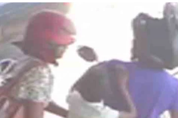 බිරිඳ හා දරුවාද සමග හොර කමේ ගිය "චාටර් බට්ටා' කැමරා ඇසට හසුවූ හැටි - (VIDEO)