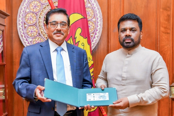 இலங்கை மத்திய வங்கியின் 75 ஆவது ஆண்டு ; 2000 ரூபாய் புதிய நாணயத் தாள் ஜனாதிபதியிடம் கையளிப்பு | 75Th Anniversary Central Bank Of Ceylon 2000 Rupee