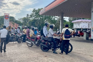 எரிபொருள் நிலையத்தில் வங்கி ஊழியர்கள் வரிசையைக் குழப்பி அடாவடி