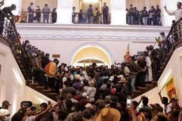 சிறிலங்கா அதிபரின் உத்தியோகபூர்வ கொடியை வேஷ்டியாக அணிந்து சென்ற நபர்!
