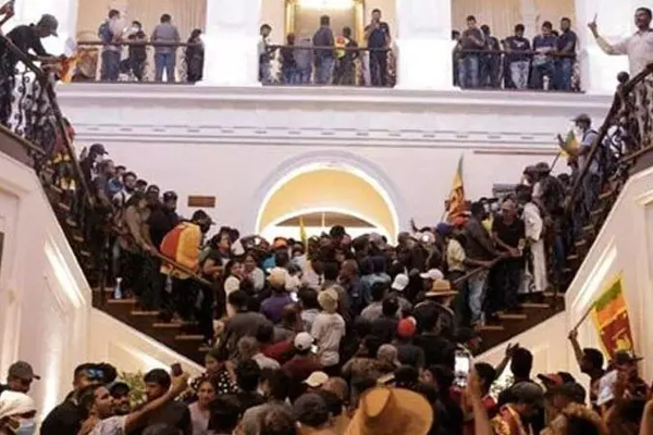 சிறிலங்கா அதிபரின் உத்தியோகபூர்வ கொடியை வேஷ்டியாக அணிந்து சென்ற நபர்! - ஐபிசி தமிழ்