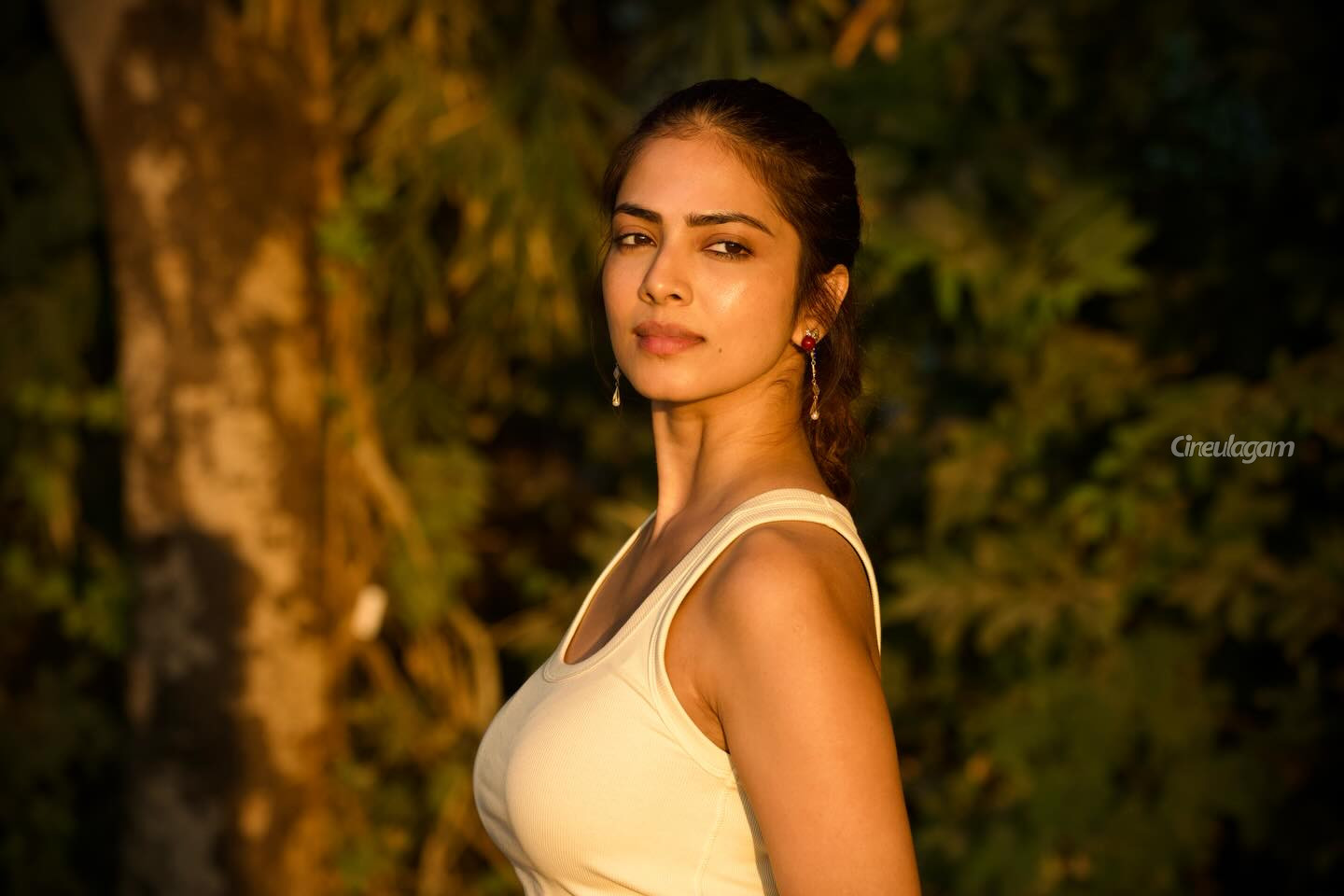 நடுக்காட்டில் போட்டோஷூட்.. மாளவிகா மோகனனின் இந்த புகைப்படங்களை எடுத்து யார் தெரியுமா 9 Gallery