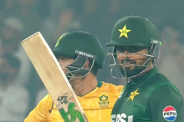 ரோஹித் ஷர்மாவை பின்னுக்கு தள்ளி சாதனை பட்டியலில் முதலிடம் பிடித்த பாபர் அசாம் | Babar Azam Breaks Rohit Sharma Record In T20 Runs