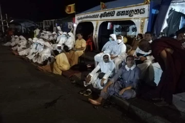 காலி முகத்திடலில் காவல் தெய்வங்களான  கன்னியாஸ்திரிகள்!