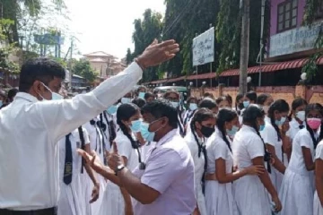 கிழக்கில் பிரபல பாடசாலையில் வெடித்த சர்ச்சை;  வீதிக்கு இறங்கிய பாடசாலை மாணவர்கள்!