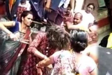 கணவனோடு பழகிய பெண்ணுக்கு நடுரோட்டில் நேர்ந்த கொடூரம் - மனைவி செய்த கோர செயல்!