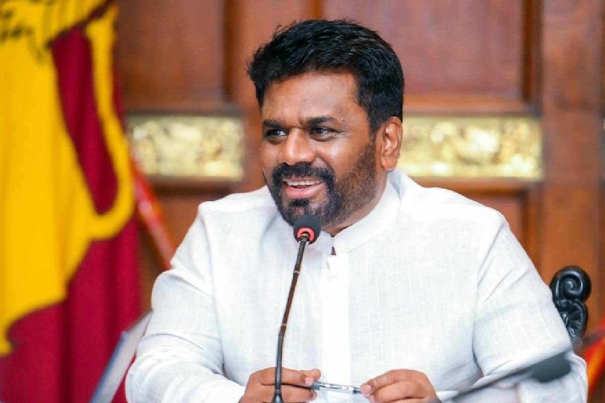 யாழ். தீவகப் பகுதியில் கடற்றொழிலாளர்கள் கறுப்புக்கொடியுடன் கடலில் இறங்கிப் போராட்டம் | Kurikattuvan Fishermen Hold Black Flag Sea Protest