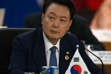 தென்கொரிய அதிபருக்கு எதிராக பிடியாணை!