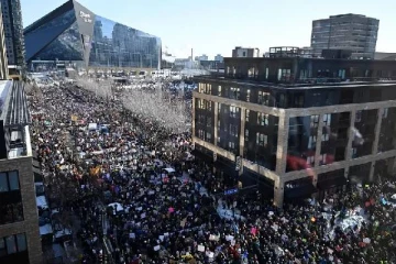 அமெரிக்காவில் பதற்றம் ; மினியாபோலிஸ் துப்பாக்கிச் சூட்டுக்குப் பின்னர் வீதிக்கிறங்கிய மக்கள்