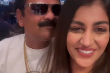 யாரும்மா பின்னாடி அம்மா அப்பா-வா? யாஷிகாவை கலாய்க்கும் நெட்டிசன்கள்..