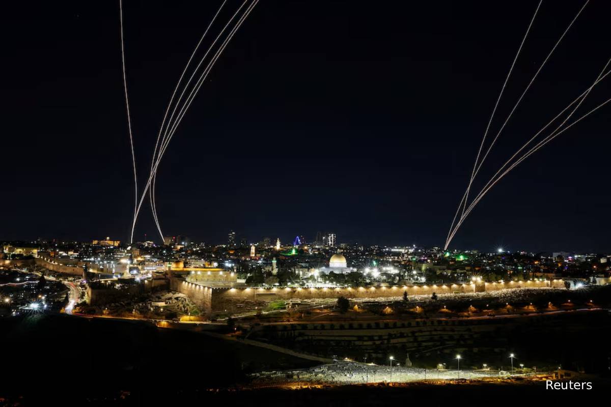 ஜெருசலேமில் வீழ்ந்து வெடித்த Cluster Missiles; வெளியேறும் யூதர்கள் - நேரடி காட்சிகள் | Iran Cluster Missile Hit On Jerusalem Live Report