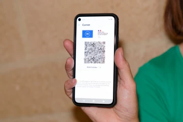 பிரான்ஸ் கோவிட் சுகாதார பாஸ் பயன்பாடு நீட்டிப்பு: அரசு வெளியிட்டுள்ள முக்கிய அறிவிப்பு