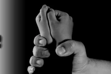 மகளின் சீரழிவுக்கு உதவிய தாய் கைது