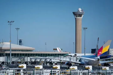 பாரீஸ் விமான நிலையத்தில் கலாட்டா செய்த நபர்... கத்தியை உருவியதால் பொலிசார் அதிரடி