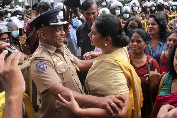 கட்டிப்பிடி விவகாரத்தால் ஹிருணிகாவுக்கு சிக்கல்! | Hirunika Is In Trouble Because Of The Hugging
