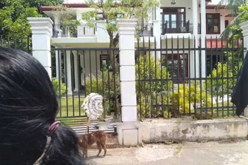 மஹிந்தவின் வீட்டில் மலர் வலையம்!