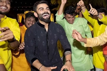 ஓ சொல்றியா மாமா பாடலுக்கு நண்பர்களுடன் செம ஆட்டம் போட்ட விராத் கோஹ்லி!