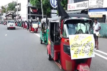 வாரத்திற்கு 30 லீற்றர் எரிபொருள் கோரி முச்சக்கரவண்டி உரிமையாளர்கள் போராட்டம்