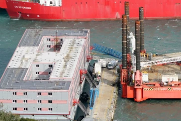 பிரித்தானியாவில் மிதவைப்படகில் தங்கவைக்கப்பட்டிருந்த புகலிடக்கோரிக்கையாளர்களில் ஒருவர் பலி