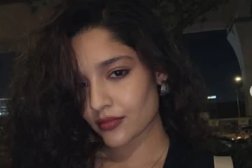 இறுதி சுற்று நடிகை ரித்திகா சிங்கின் ரீசெண்ட் கிளிக்ஸ்கள்..