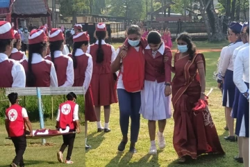 නිදහස් උත්සවය අතරේ සිසුන් සහ ආරක්ෂ අංශයේ 18කට හදිසියේම සිදු වූ දේ මෙන්න..(PHOTOS)