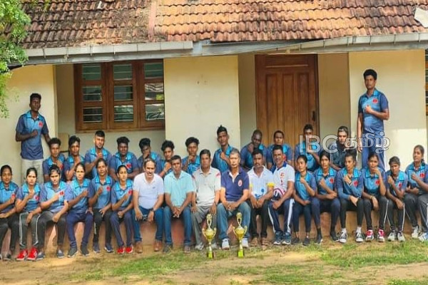 வடமாகாண குத்துச்சண்டை போட்டியில் முல்லைத்தீவு ஆண்கள் மற்றும் பெண்கள் அணிகள் முதலிடம்! (படங்கள்) | Mullaitivu Men S And Women S Teams First Boxing