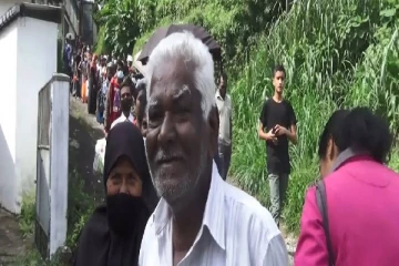 அரிசியை கொள்வனவு செய்ய நீண்ட வரிசையில் நிற்கும் நுகர்வோர்