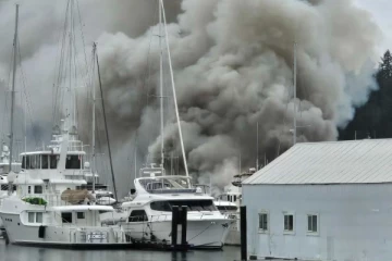 கனடாவில் மூன்று சொகுசு படகுகள் தீக்கிரை