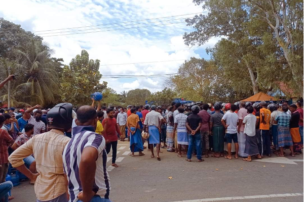 அரசுக்கு எதிராக ஆர்பாட்டத்தில் ஈடுபட்டுள்ள பொதுமக்கள் (Photos) | Civilians Protesting Against The Government