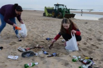 கடற்கரைகளை நாசம் செய்த பிரிட்டன் மக்கள்