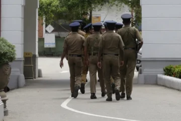 மக்கள் முன்னிலையில் பொலிஸார் மீது கொலை வெறித்தாக்குதல்! காரணம் என்ன