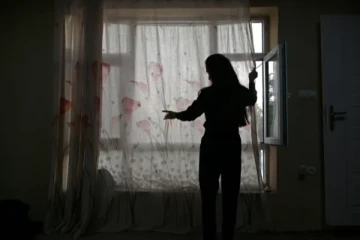 பெண்களை பார்ப்பதைத் தடுப்பதற்காக ஜன்னல்களுக்கு தடை விதித்துள்ள நாடு