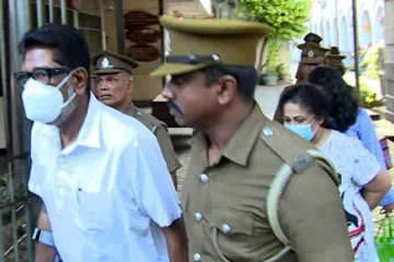 குடும்பத்தோடு சிறைக்கு சென்ற முன்னாள் அமைச்சர்