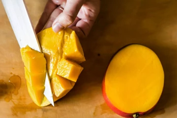 தப்பித்தவறி கூட இவர்கள் மாம்பழத்தை சாப்பிடக்கூடாதாம்!!