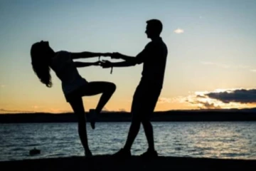 வாலிபர்களுடன் ஆடிய 18 வயது பெண்.. வெளியான வீடியோ, ஊர் பஞ்சாயத்து வழங்கிய கொடூர தீர்ப்பு- ஷாக்!