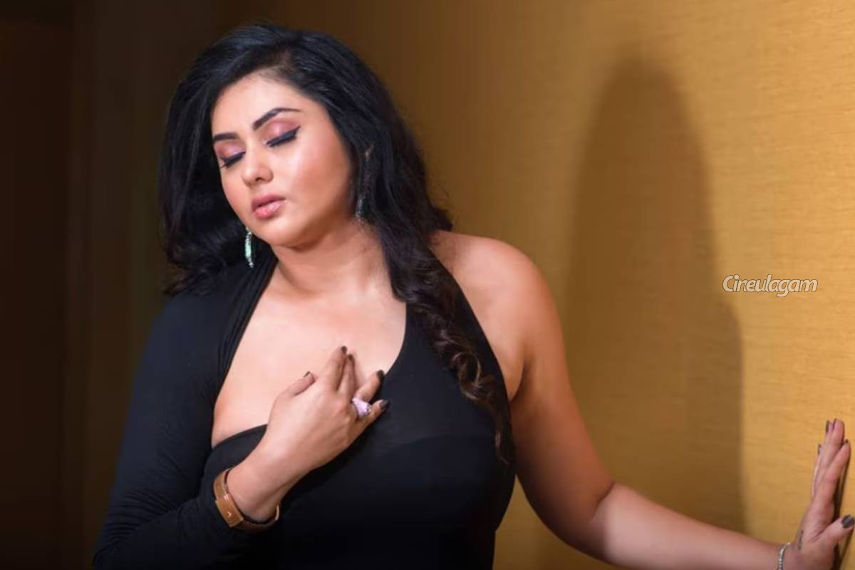 அடேங்கப்பா நடிகை நமீதாவா இது?... உடல்எடையை பாதியாக குறைத்த ஆளே மாறிட்டாரே, போட்டோ இதோ | Actress Namitha After Lose Heavy Weight