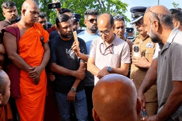 பிக்குகள் - அதிகாரிகள் முறுகல் ;விஹாரமகாதேவி பூங்காவில் இன்று அமைதியின்மை