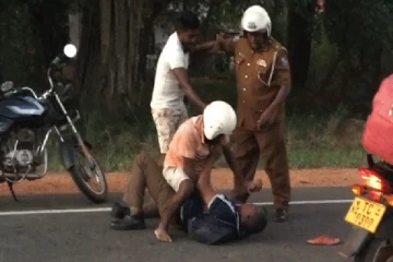 நடு வீதியில் வைத்து கடுமையாகத் தாக்கப்பட்ட காவல்துறை உத்தியோகத்தர்!
