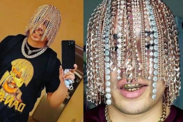 தங்கச் சங்கிலிகளை தலைமுடியாக்கிய மெக்ஸிகோ பாடகர்