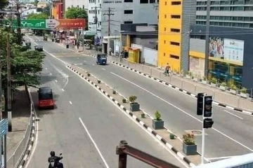 பயணத்தடை அமுலில் உள்ள நிலையில் வரிசைக்கட்டி நிற்கும் வாகனங்கள்